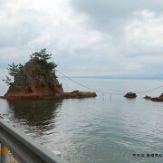 男性と女性のシンボルにも見える岩に注連縄が渡されていました。