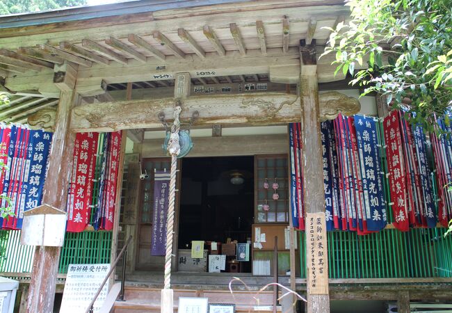 三徳山参道の階段を登って最初にあるお寺