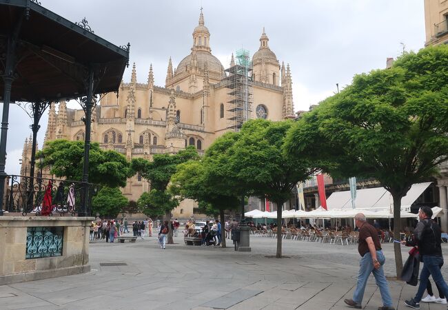 セゴビアの旧市街中心部の大聖堂