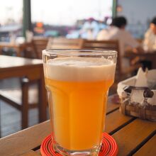 河沿いでビール