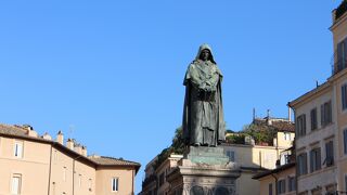 広場の中央にはジョルダーノ・ブルーノの像