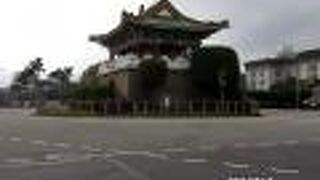 今は門のみで城壁は残っていません。