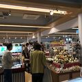 京都縦貫道で唯一、食事ができ、お土産や地元産品の買い物もできる施設。