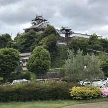 ゆらのガーデンに隣接する駐車場の向こうに福知山城が見える。