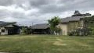 福知山市の公園型複合施設で、福知山城へ行く人も利用できる無料の駐車場が併設されている。