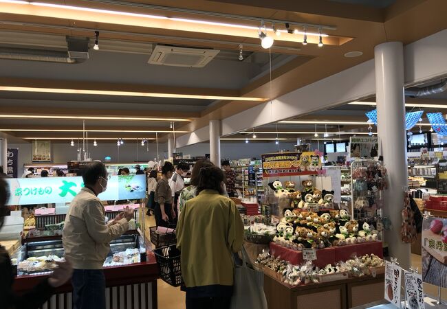 京都縦貫道で唯一、食事ができ、お土産や地元産品の買い物もできる施設。