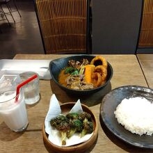 ラムと野菜カレー。追加でオニオンリング。