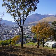 一面が切り取られたような芝生の山