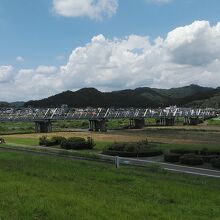 渡良瀬川沿いの遊歩道を散策中