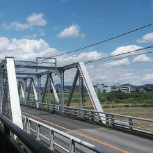 渡良瀬橋の横に歩道があります