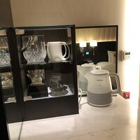 湯沸かしポットあります。ドリップコーヒーと紅茶があり。