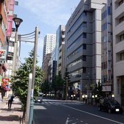 たくさんの飲食店があった新宿大ガード近くの通りでした。