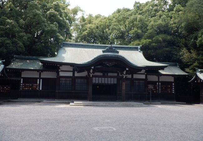 熱田神宮の南門近くの静かな感じの神社でした。