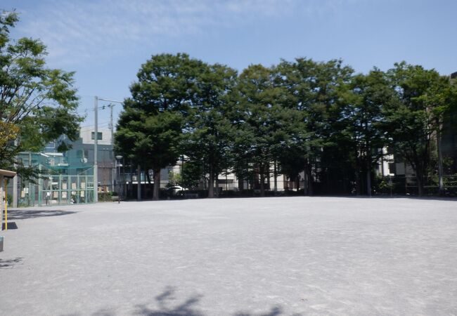 かつての中野城山居館があった公園です。