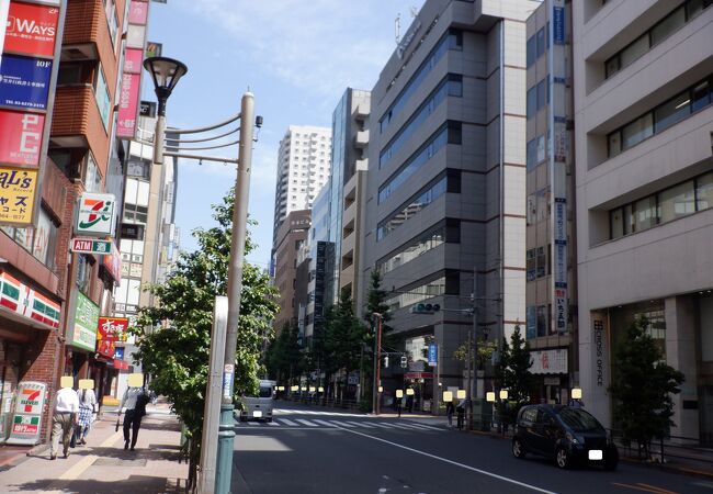 たくさんの飲食店があった新宿大ガード近くの通りでした。