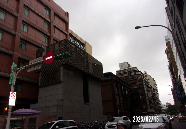 地下鉄善導寺駅の芳賀氏側を北に延びる通りです。