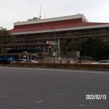 奥の建物は台鉄台北駅です。