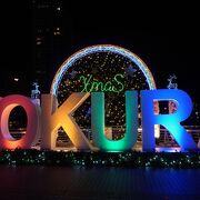 「KOKURA」のロゴのカラフルなイルミ