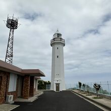 灯台の門の前から