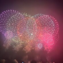 色鮮やかな花火&#127878;