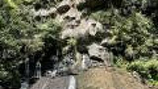 道路から見ることのできる滝