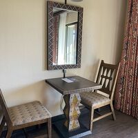 小さいテーブルと椅子もあります