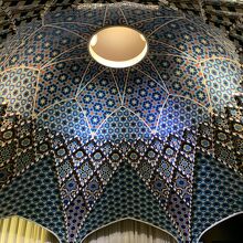 世界のタイルが展示されている