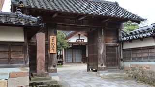 山門と本堂を外から見るだけ