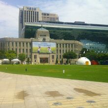 旧市庁舎（現図書館）と現在の市庁舎とのコラボ風景