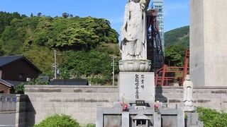 1986年の脱線転落事故の慰霊碑