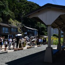 駅で待っていた人