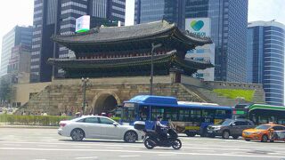 北側から眺めると、昔のロータリーの風情が楽しめます