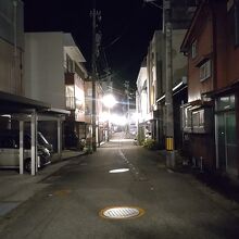 夜の温泉街