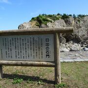 階段を使って海岸まで行きます