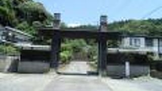 山に抱かれた本堂の景色がとても素敵