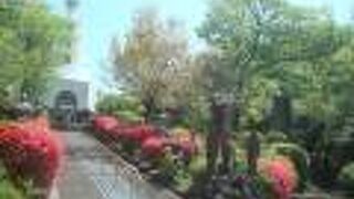 広場の一角に小室山公園慰霊塔