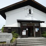 角館駅前の白壁の建物