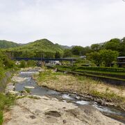 山寺の近くを流れる山あいの清流