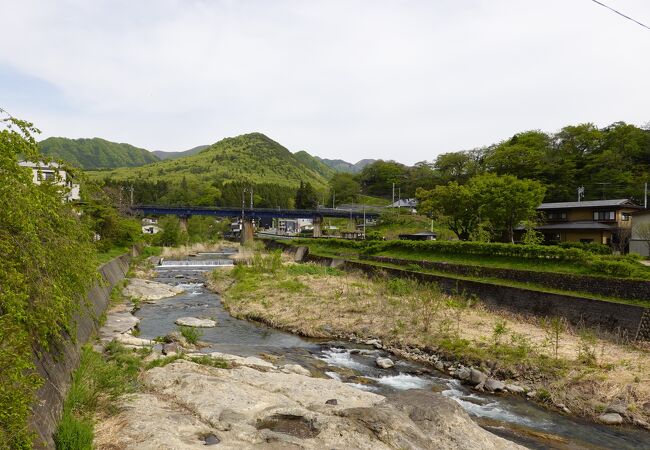 山寺の近くを流れる山あいの清流