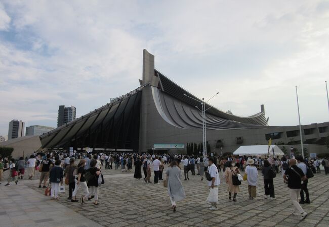 近年「重要文化財」になった第1回東京オリンピック時に建てられた体育館、好立地のため運動催事よりコンサートが多い