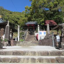 山門の代わりの鳥居、仁王像の代わりの狛犬