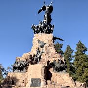 グローリアの丘に建つサン・マルティン将軍や騎馬軍のブロンズ像