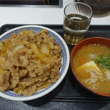 牛丼、とん汁