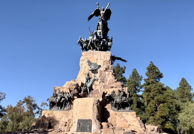 グローリアの丘に建つサン・マルティン将軍や騎馬軍のブロンズ像
