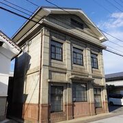 小さいながらも重厚感あふれる建物