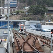 釜山金海軽電鉄の末端駅である沙上駅にて。待機する列車が見える