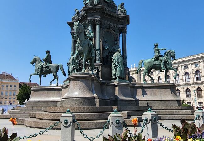中心に女帝マリアテレジアの像がある。