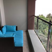 バルコニーのカウチ。蚊取り線香が置いてあれば完璧だった。