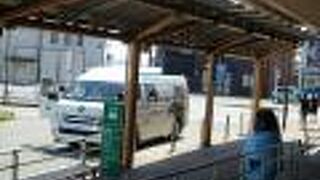 無料で乗れる空港アクセス。生活感あふれる裏道経由です