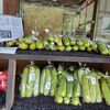店先に新鮮野菜が並ぶ